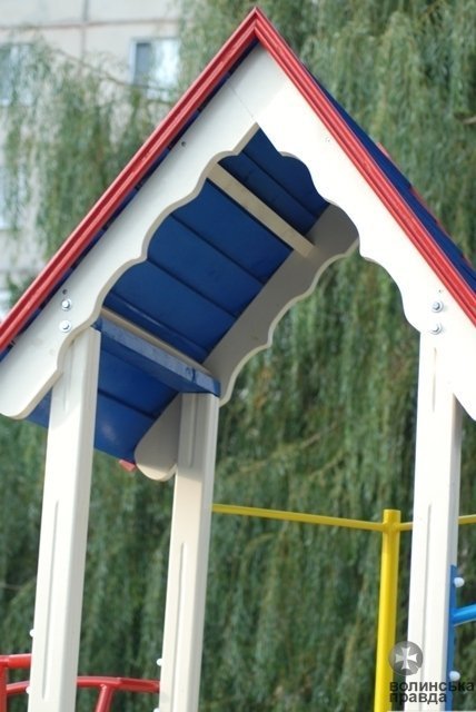 У Луцьку – новий дитячий майданчик. ФОТО